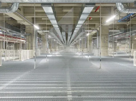 Grand plancher technique en sols industriels métalliques dans un bâtiment industriel.